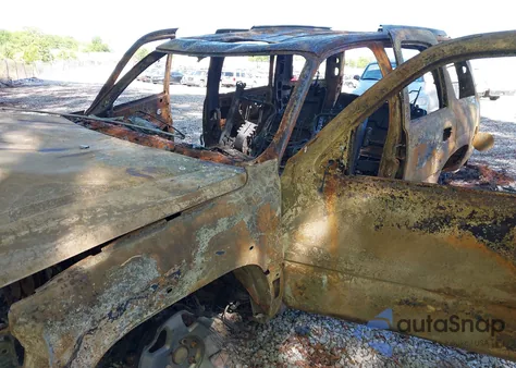 2002 Cadillac Escalade Standard z USA, uszkodzony, nr VIN 1GYEK63N32R207002